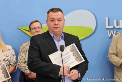 Uczestnicy konferencji prasowej dot. rozstrzygnięcia otwartego konkursu ofert na wsparcie w 2025 roku realizacji zadań publicznych Województwa Lubuskiego w obszarze promocji województwa, w zakresie kultury, sztuki, ochrony dóbr kultury i dziedzictwa narodowego. 