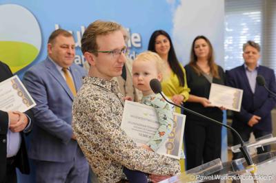 Uczestnicy konferencji prasowej dot. rozstrzygnięcia otwartego konkursu ofert na wsparcie w 2025 roku realizacji zadań publicznych Województwa Lubuskiego w obszarze promocji województwa, w zakresie kultury, sztuki, ochrony dóbr kultury i dziedzictwa narodowego. 