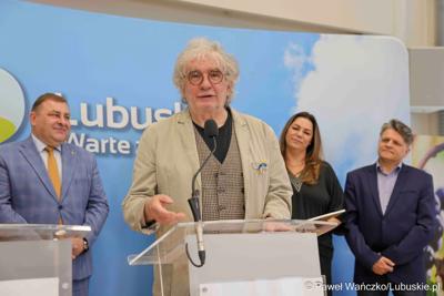 Uczestnicy konferencji prasowej dot. rozstrzygnięcia otwartego konkursu ofert na wsparcie w 2025 roku realizacji zadań publicznych Województwa Lubuskiego w obszarze promocji województwa, w zakresie kultury, sztuki, ochrony dóbr kultury i dziedzictwa narodowego. 