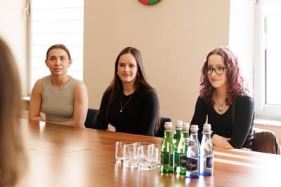 To już w tę sobotę o godz. 20.00 formacja SLAY reprezentująca Zieloną Górę wystąpi na żywo w półfinale „Mam Talent”. To ogromne wydarzenie dla Mega Dance. Dziewczyny, które zobaczymy na scenie, to  studentki Uniwersytetu Zielonogórskiego oraz licealistki z Zielonej Góry.  