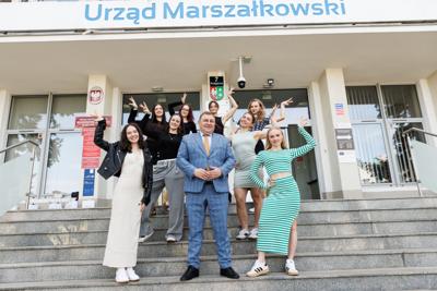 To już w tę sobotę o godz. 20.00 formacja SLAY reprezentująca Zieloną Górę wystąpi na żywo w półfinale „Mam Talent”. To ogromne wydarzenie dla Mega Dance. Dziewczyny, które zobaczymy na scenie, to  studentki Uniwersytetu Zielonogórskiego oraz licealistki z Zielonej Góry.  