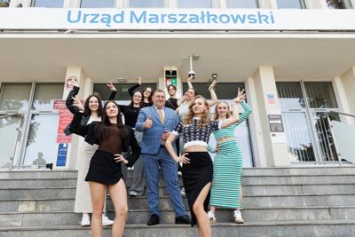 To już w tę sobotę o godz. 20.00 formacja SLAY reprezentująca Zieloną Górę wystąpi na żywo w półfinale „Mam Talent”. To ogromne wydarzenie dla Mega Dance. Dziewczyny, które zobaczymy na scenie, to  studentki Uniwersytetu Zielonogórskiego oraz licealistki z Zielonej Góry.  