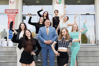 To już w tę sobotę o godz. 20.00 formacja SLAY reprezentująca Zieloną Górę wystąpi na żywo w półfinale „Mam Talent”. To ogromne wydarzenie dla Mega Dance. Dziewczyny, które zobaczymy na scenie, to  studentki Uniwersytetu Zielonogórskiego oraz licealistki z Zielonej Góry.  