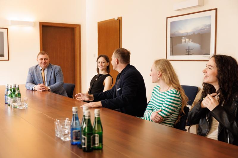 To już w tę sobotę o godz. 20.00 formacja SLAY reprezentująca Zieloną Górę wystąpi na żywo w półfinale „Mam Talent”. To ogromne wydarzenie dla Mega Dance. Dziewczyny, które zobaczymy na scenie, to  studentki Uniwersytetu Zielonogórskiego oraz licealistki z Zielonej Góry.