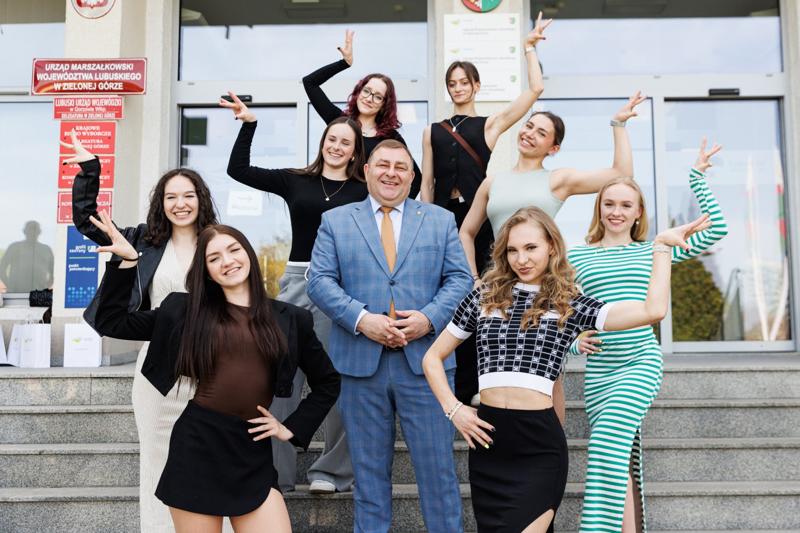 To już w tę sobotę o godz. 20.00 formacja SLAY reprezentująca Zieloną Górę wystąpi na żywo w półfinale „Mam Talent”. To ogromne wydarzenie dla Mega Dance. Dziewczyny, które zobaczymy na scenie, to  studentki Uniwersytetu Zielonogórskiego oraz licealistki z Zielonej Góry.