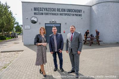 Wejdź do podziemnego świata jednego z największych systemów fortyfikacyjnych w Europie. Międzyrzecki Rejon Umocniony to fascynujące połączenie militarnej precyzji i dzikiej przyrody – miejsce, gdzie betonowe korytarze zamieszkują tysiące nietoperzy.