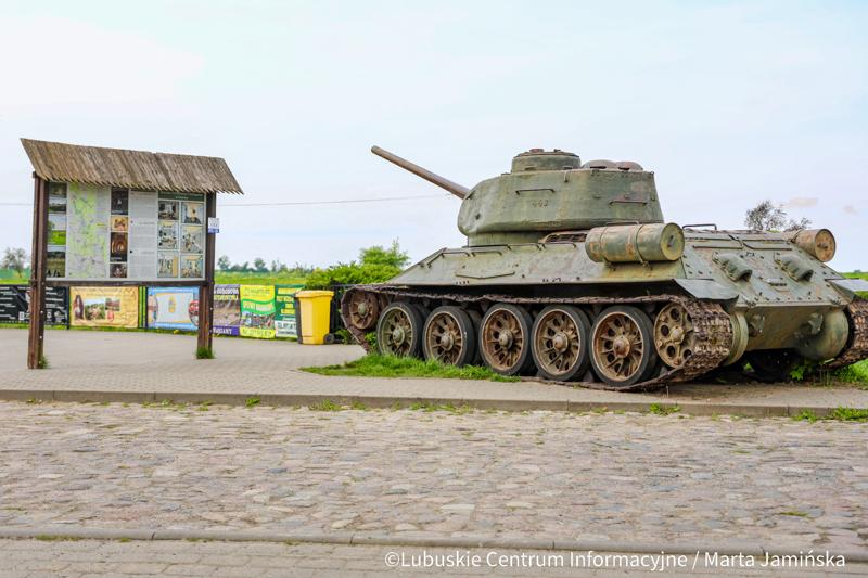 Wejdź do podziemnego świata jednego z największych systemów fortyfikacyjnych w Europie. Międzyrzecki Rejon Umocniony to fascynujące połączenie militarnej precyzji i dzikiej przyrody – miejsce, gdzie betonowe korytarze zamieszkują tysiące nietoperzy.