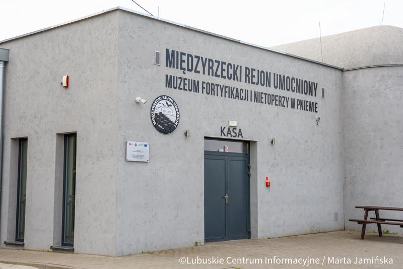 Wejdź do podziemnego świata jednego z największych systemów fortyfikacyjnych w Europie. Międzyrzecki Rejon Umocniony to fascynujące połączenie militarnej precyzji i dzikiej przyrody – miejsce, gdzie betonowe korytarze zamieszkują tysiące nietoperzy.