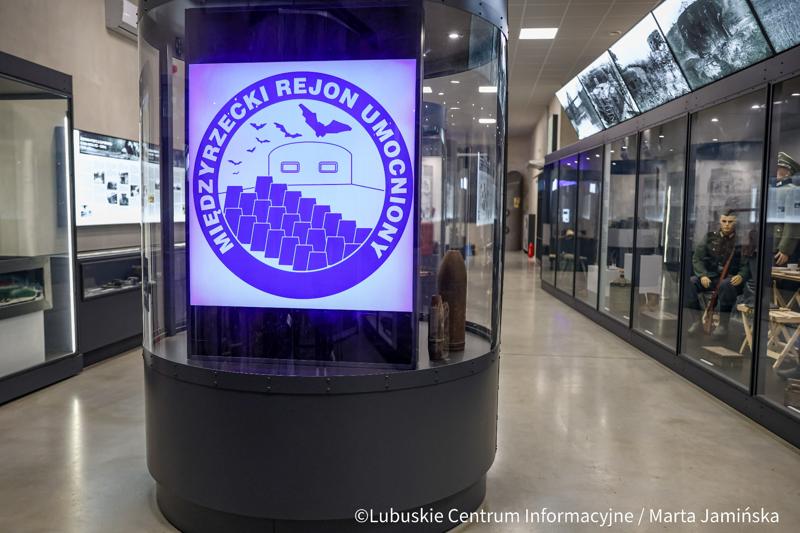 Wejdź do podziemnego świata jednego z największych systemów fortyfikacyjnych w Europie. Międzyrzecki Rejon Umocniony to fascynujące połączenie militarnej precyzji i dzikiej przyrody – miejsce, gdzie betonowe korytarze zamieszkują tysiące nietoperzy.