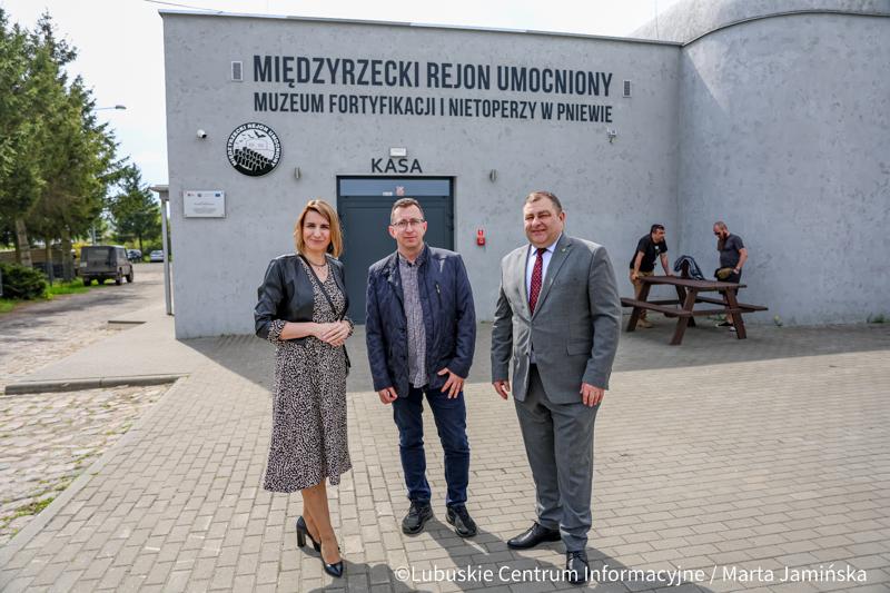 Wejdź do podziemnego świata jednego z największych systemów fortyfikacyjnych w Europie. Międzyrzecki Rejon Umocniony to fascynujące połączenie militarnej precyzji i dzikiej przyrody – miejsce, gdzie betonowe korytarze zamieszkują tysiące nietoperzy.