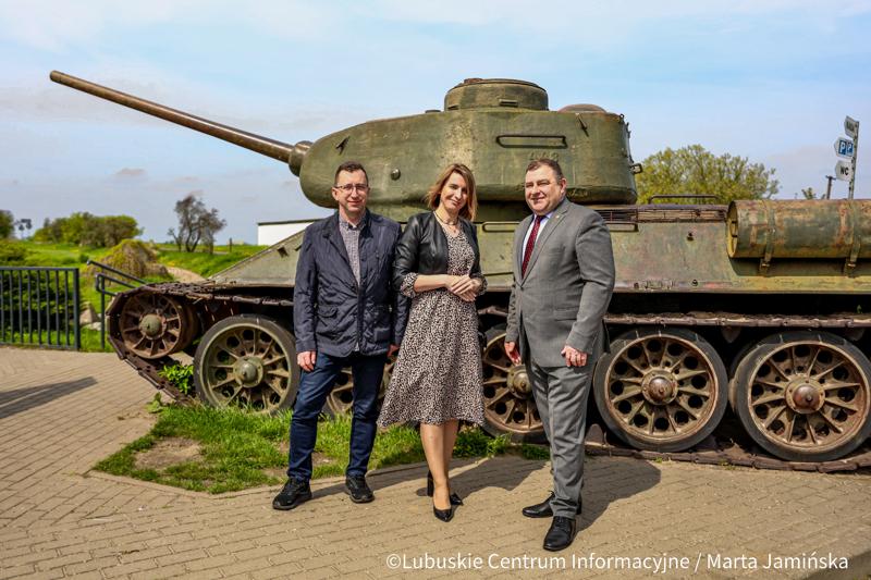 Wejdź do podziemnego świata jednego z największych systemów fortyfikacyjnych w Europie. Międzyrzecki Rejon Umocniony to fascynujące połączenie militarnej precyzji i dzikiej przyrody – miejsce, gdzie betonowe korytarze zamieszkują tysiące nietoperzy.