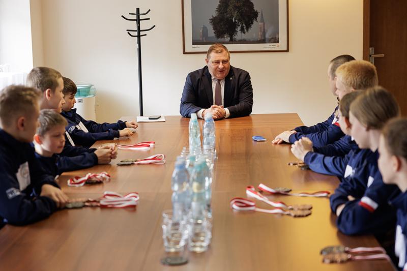 Lubuscy mistrzowie karate z wizytą w Urzędzie Marszałkowskim