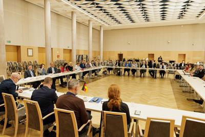 Zespoły zajęły się projektem komunikatu z okazji 25-lecia oświadczenia o współpracy Lubuskiego i Brandenburgii. 12 czerwca 2025 r. w Poczdamie podpiszą go marszałek województwa lubuskiego Marcin Jabłoński i premier Brandenburgii Dietmar Woidke.