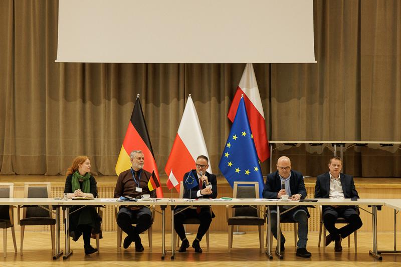 Zespoły zajęły się projektem komunikatu z okazji 25-lecia oświadczenia o współpracy Lubuskiego i Brandenburgii. 12 czerwca 2025 r. w Poczdamie podpiszą go marszałek województwa lubuskiego Marcin Jabłoński i premier Brandenburgii Dietmar Woidke.