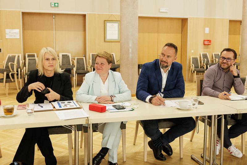Zespoły zajęły się projektem komunikatu z okazji 25-lecia oświadczenia o współpracy Lubuskiego i Brandenburgii. 12 czerwca 2025 r. w Poczdamie podpiszą go marszałek województwa lubuskiego Marcin Jabłoński i premier Brandenburgii Dietmar Woidke.