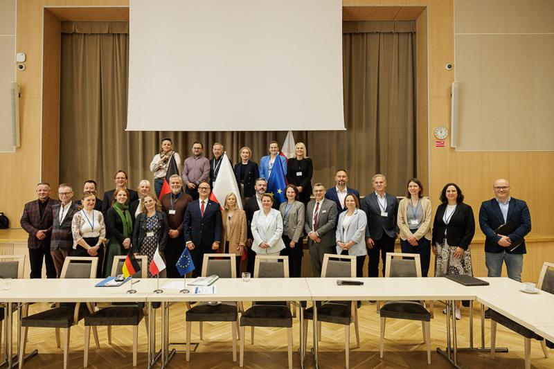 Zespoły zajęły się projektem komunikatu z okazji 25-lecia oświadczenia o współpracy Lubuskiego i Brandenburgii. 12 czerwca 2025 r. w Poczdamie podpiszą go marszałek województwa lubuskiego Marcin Jabłoński i premier Brandenburgii Dietmar Woidke.