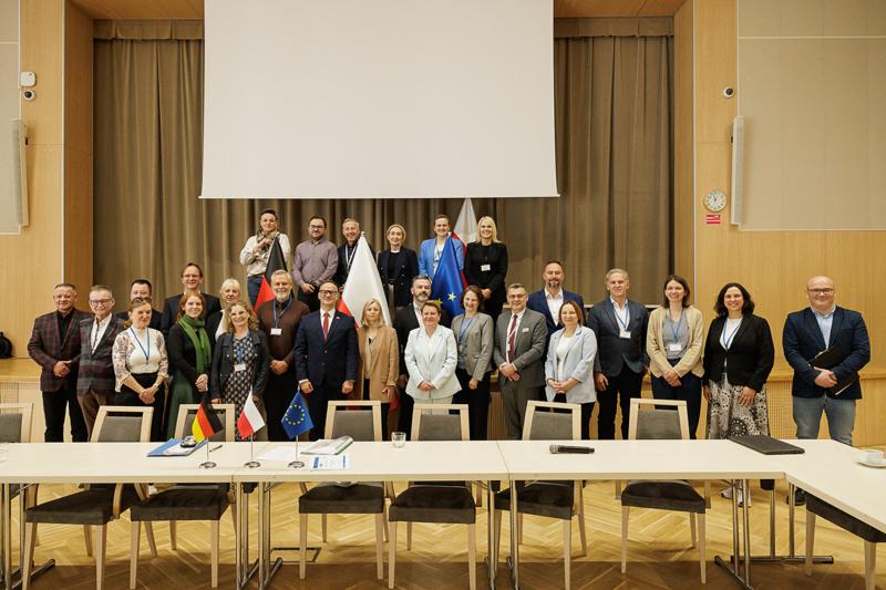 Zespoły zajęły się projektem komunikatu z okazji 25-lecia oświadczenia o współpracy Lubuskiego i Brandenburgii. 12 czerwca 2025 r. w Poczdamie podpiszą go marszałek województwa lubuskiego Marcin Jabłoński i premier Brandenburgii Dietmar Woidke.