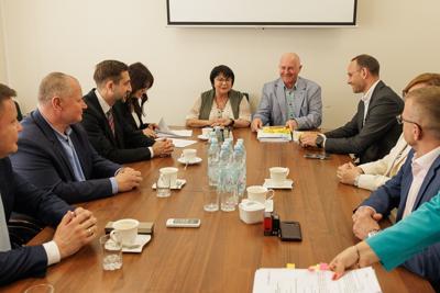 28 kwietnia 2025 r. w Departamencie Programów Rozwoju Obszarów Wiejskich UMWL Zbigniew Kołodziej – Członek Zarządu Województwa Lubuskiego podpisał umowy o przyznaniu pomocy na operacje typ „Gospodarka wodno-ściekowa” objętego Programem Rozwoju Obszarów Wiejskich na lata 2014–2020