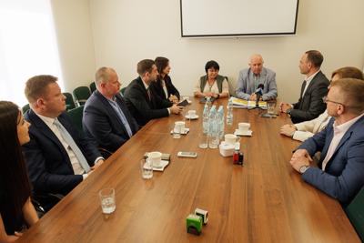 28 kwietnia 2025 r. w Departamencie Programów Rozwoju Obszarów Wiejskich UMWL Zbigniew Kołodziej – Członek Zarządu Województwa Lubuskiego podpisał umowy o przyznaniu pomocy na operacje typ „Gospodarka wodno-ściekowa” objętego Programem Rozwoju Obszarów Wiejskich na lata 2014–2020