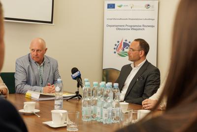 28 kwietnia 2025 r. w Departamencie Programów Rozwoju Obszarów Wiejskich UMWL Zbigniew Kołodziej – Członek Zarządu Województwa Lubuskiego podpisał umowy o przyznaniu pomocy na operacje typ „Gospodarka wodno-ściekowa” objętego Programem Rozwoju Obszarów Wiejskich na lata 2014–2020