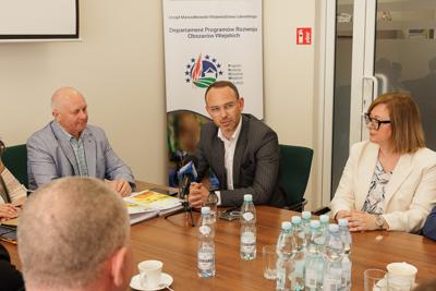 28 kwietnia 2025 r. w Departamencie Programów Rozwoju Obszarów Wiejskich UMWL Zbigniew Kołodziej – Członek Zarządu Województwa Lubuskiego podpisał umowy o przyznaniu pomocy na operacje typ „Gospodarka wodno-ściekowa” objętego Programem Rozwoju Obszarów Wiejskich na lata 2014–2020
