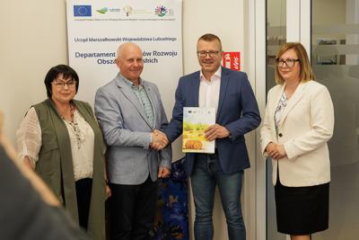 28 kwietnia 2025 r. w Departamencie Programów Rozwoju Obszarów Wiejskich UMWL Zbigniew Kołodziej – Członek Zarządu Województwa Lubuskiego podpisał umowy o przyznaniu pomocy na operacje typ „Gospodarka wodno-ściekowa” objętego Programem Rozwoju Obszarów Wiejskich na lata 2014–2020
