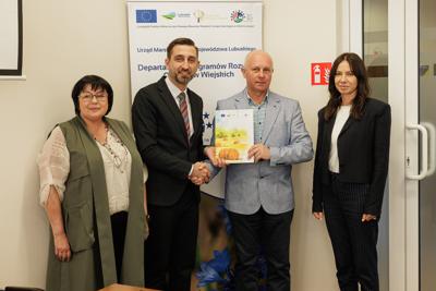 28 kwietnia 2025 r. w Departamencie Programów Rozwoju Obszarów Wiejskich UMWL Zbigniew Kołodziej – Członek Zarządu Województwa Lubuskiego podpisał umowy o przyznaniu pomocy na operacje typ „Gospodarka wodno-ściekowa” objętego Programem Rozwoju Obszarów Wiejskich na lata 2014–2020