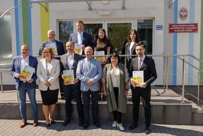 28 kwietnia 2025 r. w Departamencie Programów Rozwoju Obszarów Wiejskich UMWL Zbigniew Kołodziej – Członek Zarządu Województwa Lubuskiego podpisał umowy o przyznaniu pomocy na operacje typ „Gospodarka wodno-ściekowa” objętego Programem Rozwoju Obszarów Wiejskich na lata 2014–2020