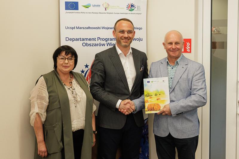 28 kwietnia 2025 r. w Departamencie Programów Rozwoju Obszarów Wiejskich UMWL Zbigniew Kołodziej – Członek Zarządu Województwa Lubuskiego podpisał umowy o przyznaniu pomocy na operacje typ „Gospodarka wodno-ściekowa” objętego Programem Rozwoju Obszarów Wiejskich na lata 2014–2020