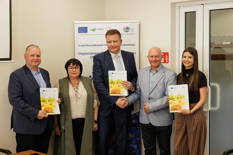 28 kwietnia 2025 r. w Departamencie Programów Rozwoju Obszarów Wiejskich UMWL Zbigniew Kołodziej – Członek Zarządu Województwa Lubuskiego podpisał umowy o przyznaniu pomocy na operacje typ „Gospodarka wodno-ściekowa” objętego Programem Rozwoju Obszarów Wiejskich na lata 2014–2020