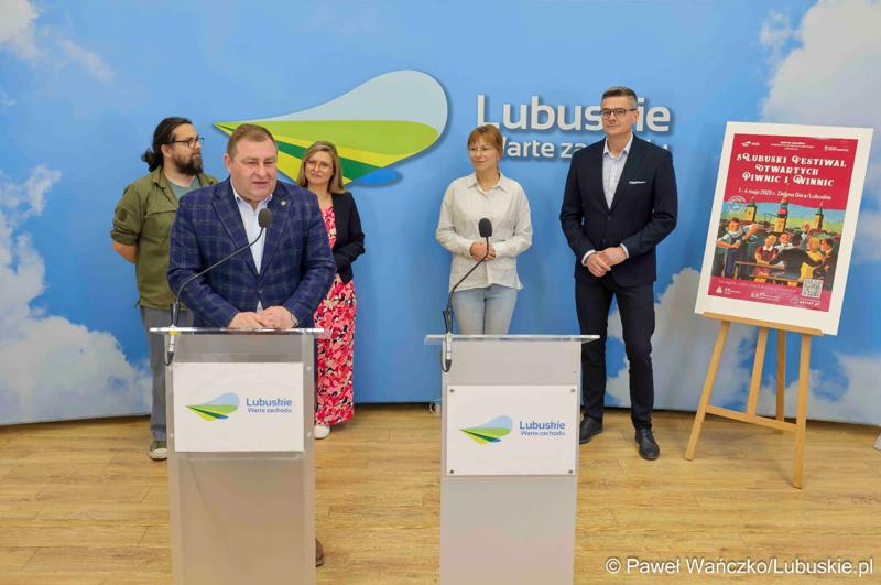 Uczestnicy konferencji prasowej dotyczącej V Lubuskiego Festiwalu Otwartych Piwnic i Winnic w Zielonej Górze. Na zdjęciu wicemarszałkowie woj. lubuskiego Sebastian Ciemnoczołowski i Grzegorz Potęga, a także przedstawiciele lubuskich winnic: Kinga Kowalewska-Koziarska z Winnicy Kinga, Katarzyna Żelazny z Winnicy Żelazny oraz Bartłomiej Gruszka z Fundacji Tłocznia.