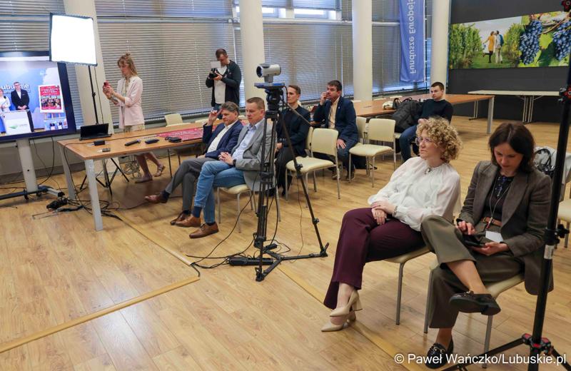 Uczestnicy konferencji prasowej dotyczącej V Lubuskiego Festiwalu Otwartych Piwnic i Winnic w Zielonej Górze.