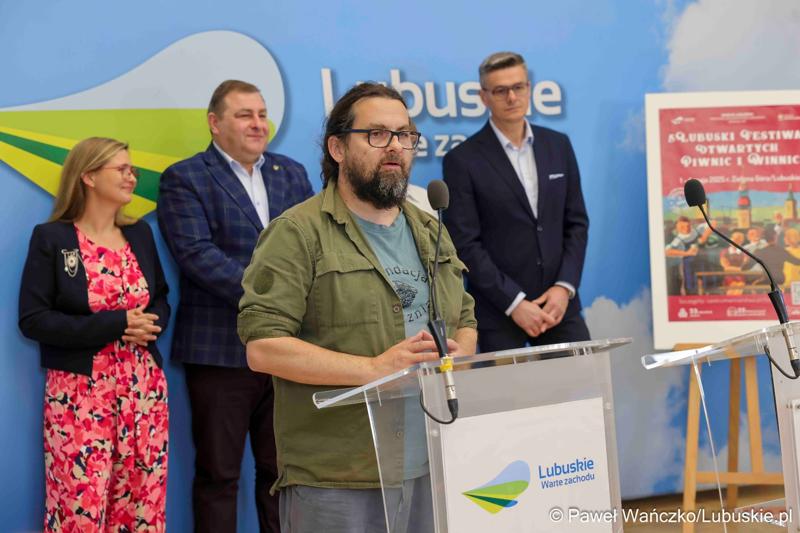 Uczestnicy konferencji prasowej dotyczącej V Lubuskiego Festiwalu Otwartych Piwnic i Winnic w Zielonej Górze.