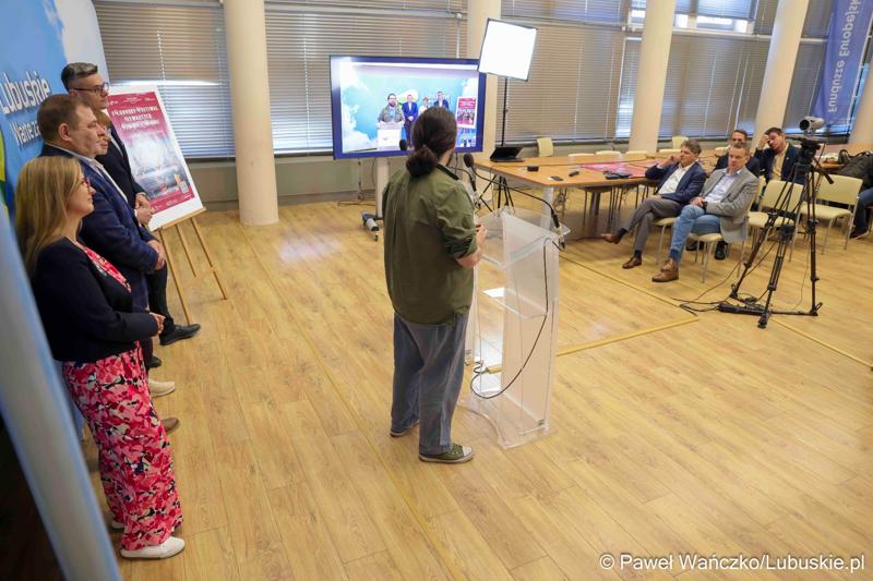 Uczestnicy konferencji prasowej dotyczącej V Lubuskiego Festiwalu Otwartych Piwnic i Winnic w Zielonej Górze.
