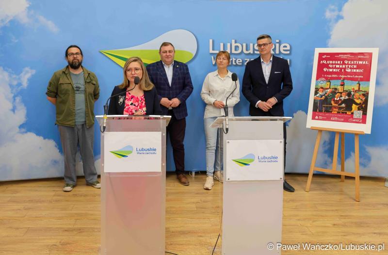 Uczestnicy konferencji prasowej dotyczącej V Lubuskiego Festiwalu Otwartych Piwnic i Winnic w Zielonej Górze. Na zdjęciu wicemarszałkowie woj. lubuskiego Sebastian Ciemnoczołowski i Grzegorz Potęga, a także przedstawiciele lubuskich winnic: Kinga Kowalewska-Koziarska z Winnicy Kinga, Katarzyna Żelazny z Winnicy Żelazny oraz Bartłomiej Gruszka z Fundacji Tłocznia.