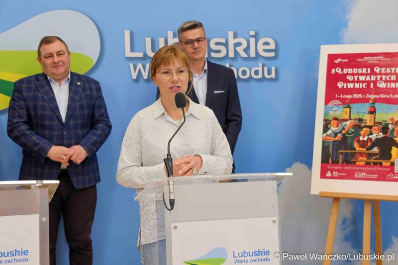 Uczestnicy konferencji prasowej dotyczącej V Lubuskiego Festiwalu Otwartych Piwnic i Winnic w Zielonej Górze.