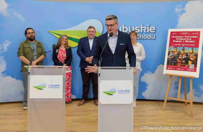 Wicemarszałek woj. lubuskiego Sebastian Ciemnoczołowski przemawia podczas konferencji prasowej dotyczącej V Lubuskiego Festiwalu Otwartych Piwnic i Winnic w Zielonej Górze