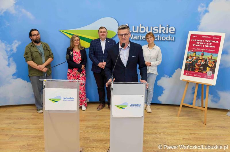 Wicemarszałek woj. lubuskiego Sebastian Ciemnoczołowski przemawia podczas konferencji prasowej dotyczącej V Lubuskiego Festiwalu Otwartych Piwnic i Winnic w Zielonej Górze