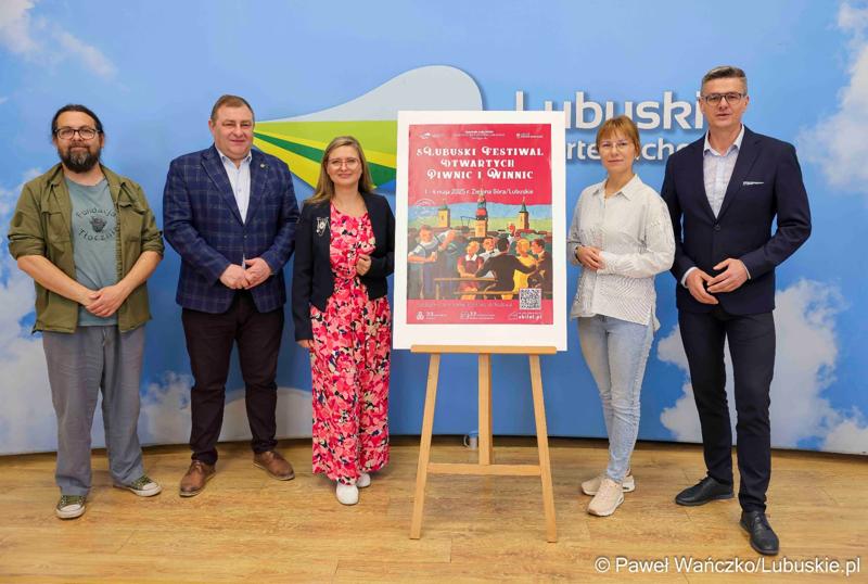 Uczestnicy konferencji prasowej dotyczącej V Lubuskiego Festiwalu Otwartych Piwnic i Winnic w Zielonej Górze. Na zdjęciu wicemarszałkowie woj. lubuskiego Sebastian Ciemnoczołowski i Grzegorz Potęga, a także przedstawiciele lubuskich winnic: Kinga Kowalewska-Koziarska z Winnicy Kinga, Katarzyna Żelazny z Winnicy Żelazny oraz Bartłomiej Gruszka z Fundacji Tłocznia.