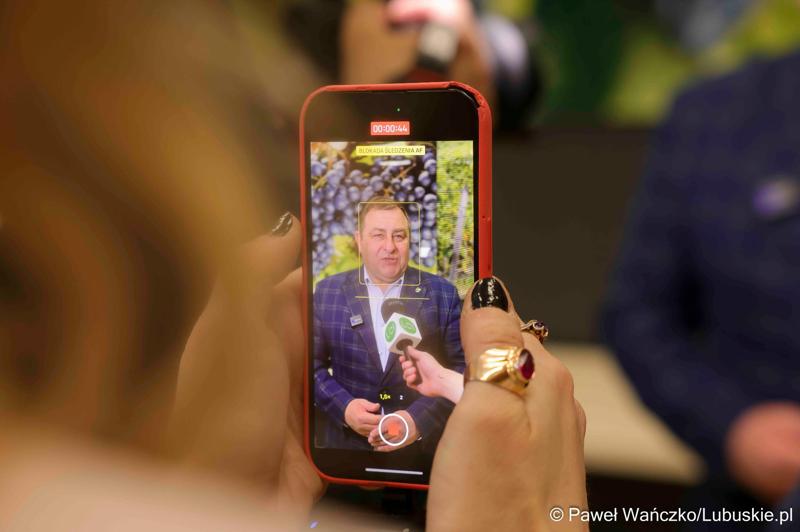 Uczestnicy konferencji prasowej dotyczącej V Lubuskiego Festiwalu Otwartych Piwnic i Winnic w Zielonej Górze.