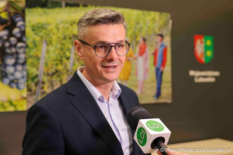 Wicemarszałek woj. lubuskiego Sebastian Ciemnoczołowski udziela wywaidu mediom