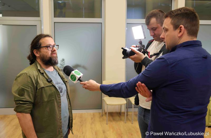 Bartłomiej Gruszka z Fundacji Tłocznia udziale wywiadu mediom