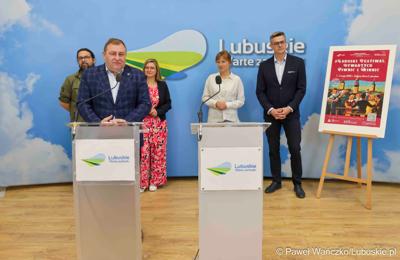Wicemarszałek woj. lubuskiego Grzegorz Potęga przemawia podczas konferencji prasowej dotyczącej V Lubuskiego Festiwalu Otwartych Piwnic i Winnic w Zielonej Górze