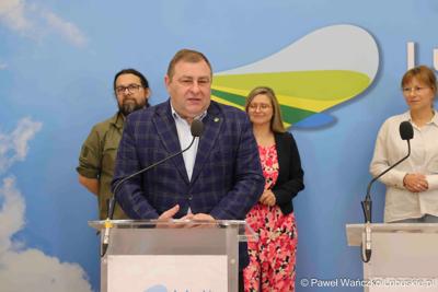Wicemarszałek woj. lubuskiego Grzegorz Potęga przemawia podczas konferencji prasowej dotyczącej V Lubuskiego Festiwalu Otwartych Piwnic i Winnic w Zielonej Górze