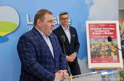Wicemarszałek woj. lubuskiego Grzegorz Potęga przemawia podczas konferencji prasowej dotyczącej V Lubuskiego Festiwalu Otwartych Piwnic i Winnic w Zielonej Górze