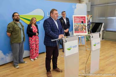 Wicemarszałek woj. lubuskiego Grzegorz Potęga przemawia podczas konferencji prasowej dotyczącej V Lubuskiego Festiwalu Otwartych Piwnic i Winnic w Zielonej Górze
