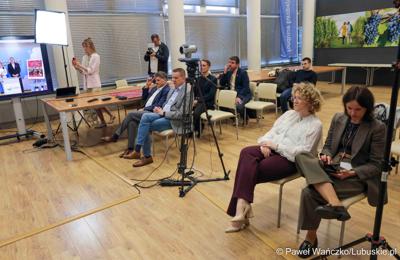 Uczestnicy konferencji prasowej dotyczącej V Lubuskiego Festiwalu Otwartych Piwnic i Winnic w Zielonej Górze. 
