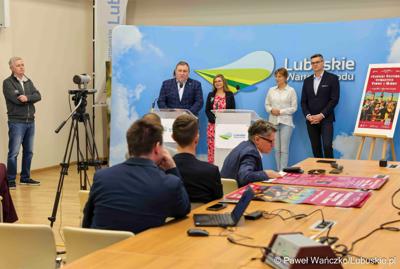 Uczestnicy konferencji prasowej dotyczącej V Lubuskiego Festiwalu Otwartych Piwnic i Winnic w Zielonej Górze. 
