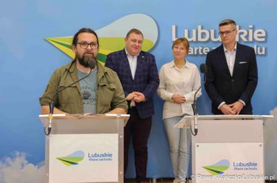 Uczestnicy konferencji prasowej dotyczącej V Lubuskiego Festiwalu Otwartych Piwnic i Winnic w Zielonej Górze. 
