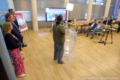 Uczestnicy konferencji prasowej dotyczącej V Lubuskiego Festiwalu Otwartych Piwnic i Winnic w Zielonej Górze. 
